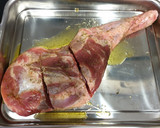 Foto del paso 1 de la receta: Paletilla de cordero con crema de yogurt griego