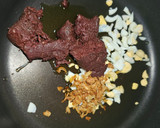 Foto del paso 2 de la receta: Pimientos de piquillo relleno de morcilla de cebolla picante, huevos de codorniz y cebolla frita