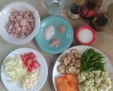Foto langkah ke 1 dari resep Ayam Cah Jamur Ala Solaria.