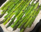 Foto del paso 3 de la receta: Coca de espárragos trigueros, mozzarella trufada y pistacho