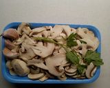 Foto del passaggio 13 della ricetta Scaloppine di lonza di maiale con i funghi al forno