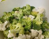 صورة لخطوة 1 من وصفة بيض بالبروكلي والزهرة 🥦