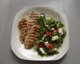 Grillezett csirke salátával és krémfehér sajttal recept fázis 5 fotója