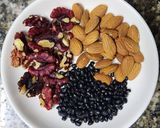 Hình bước làm 1 của món Sữa đậu đen + óc chó + hạnh nhân🍶🍶🫘🫘