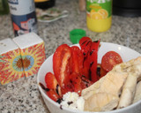 Foto del paso 2 de la receta: Merienda fácil— ensalada de verduras crudas, feta y pan de pita