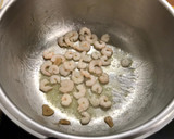 Foto del paso 3 de la receta: Sopa de rape, huevo y gambas 🦐