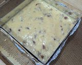 Foto langkah ke 4 dari resep Pecan Blondie Cheesecake with Blackcurrant.