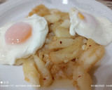 Foto del paso 5 de la receta: Huevos rotos en patatas confitadas picantes y jamón seco