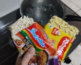 Foto langkah ke 1 dari resep 40. Ramen hack: Indomie Kebab Rendang & Richeese Mie Goreng Keju.