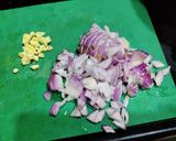 A picture of step 2 of Palak chicken masala.