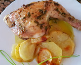 Foto del paso 7 de la receta: Muslos de pollo horneados con patatas