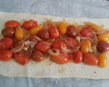 Foto del paso 2 de la receta: Coca de hojaldre con cherry, cebolla y gorgonzola