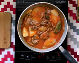 Foto del paso 8 de la receta: Bistec con papas en salsa roja