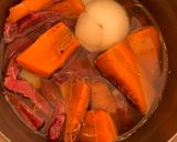Foto del paso 9 de la receta: Mi guiso de rosbif, verduras y vino (una Bourguignon simple y sabrosa con papas al horno)