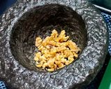 A picture of step 1 of Walnut chutney.