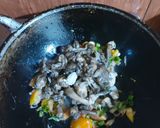 Foto langkah ke 4 dari resep MaMi (Macaroni Mie) Jamur Sawit.