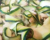 Foto del paso 4 de la receta: Tallarines de Calabacín con champiñones y pollo