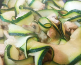 Foto del paso 4 de la receta: Tallarines de Calabacín con champiñones y pollo