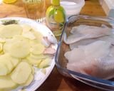 Foto del paso 1 de la receta: Merluza con cama de patatas al horno
