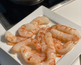 Foto del paso 2 de la receta: Tallarines con gambones y cherries