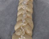 Foto del paso 6 de la receta Trenza brioche de crema y pepitas de chocolate con conitos de hojaldre