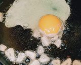 Foto del paso 3 de la receta: Huevos fritos, ajos y yemas de espárragos