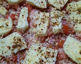 Foto del paso 4 de la receta: Pizza con tomate picado, jamón, queso y olivas