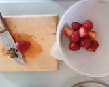 Foto del paso 2 de la receta: Bebida de fresa tropical🍓🍊🍋