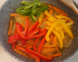 Foto del paso 2 de la receta: Salteado de verduras, chipirones y gambas