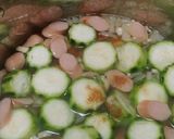 Foto langkah ke 2 dari resep Sayur bening gambas sosis.