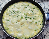 Foto del paso 3 de la receta: Tortilla de bacalao, patatas y guisantes