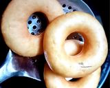 A picture of step 3 of White chocolate donuts.