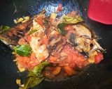Foto langkah ke 4 dari resep Ikan Goreng Pedas Tomat Bawang.