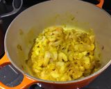 A picture of step 5 of Salmon and shrimp pie.