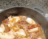Foto del paso 7 de la receta: Chipirones encebollados al vermut con tomates secos