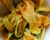 Foto del paso 2 de la receta: Pasta con camarones y flor de calabaza 🍝🦐🧀