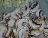 Foto langkah ke 1 dari resep Spaghetti Saus Cream Ayam Jamur.