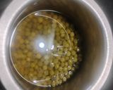 A picture of step 1 of Green Peas Sundal.