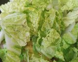 Foto langkah ke 2 dari resep Sayur Bening Sawi Putih Bakso.