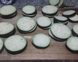 Foto del paso 1 de la receta: Berenjenas rellenas de lomo embutido y camembert