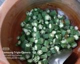 A picture of step 2 of Bhindi gravy.