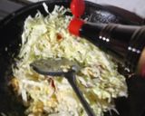 Foto langkah ke 3 dari resep Tumis kubis telor orak arik.