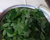 Foto langkah ke 1 dari resep Sayur Bening Daun Kelor.