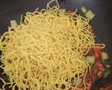 Foto langkah ke 4 dari resep Mie Goreng Sederhana II.