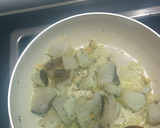 Foto del paso 5 de la receta: Bacalao desmigado con pimientos sobre lombarda con sésamo y queso parmesano