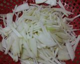 Hình bước làm 1 của món Su hào xào trứng🥚