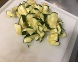 Une image de l'étape 4 de Dahl de lentilles jaunes aux carottes violettes, tomates et courgette.