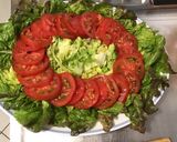 Une image de l'étape 6 de Salade de tomates à la laitue rouge, feta et basilic frais sauce balsamique.