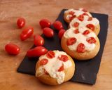 Foto del passaggio 4 della ricetta Focaccine soffici senza lievito con formaggio e pomodorini