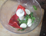 Foto del paso 2 de la receta: Albóndigas de salmón ahumado, surimi y langostinos